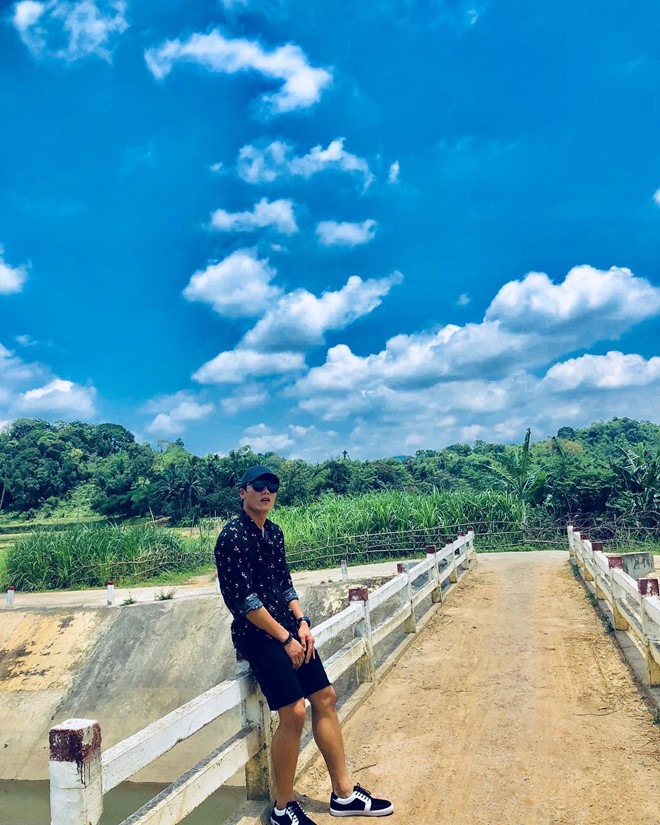 Bùi Tiến Dũng cao 1,81 m với thân hình chuẩn 6 múi. Trên sân cỏ, anh luôn giữ vẻ mặt nghiêm nghị, lạnh lùng. Nhưng ngoài đời, chàng “thủ môn quốc dân” khá hài hước. Nhiều fan nữ cho rằng khi diện trang phục đời thường, 9X chẳng khác gì người mẫu. Tiến Dũng đang là cầu thủ có lượng người theo dõi lớn nhất Việt Nam - hơn 2,8 triệu lượt.