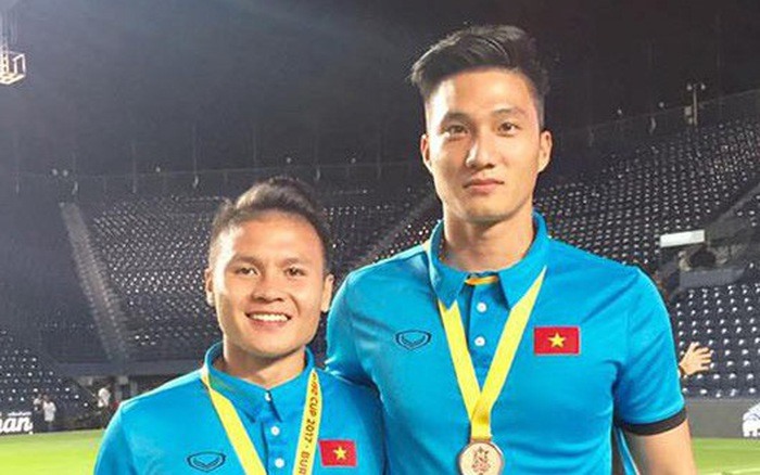 Nguyễn Văn Hoàng (23 tuổi, quê Nghệ An) hiện chơi cho câu lạc bộ Sài Gòn FC ở V.League. Anh chàng gây ấn tượng nhờ gương mặt điển trai cùng chiều cao 1,86 m thuộc hàng tốt nhất đội tuyển Việt Nam.