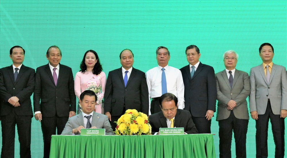 Thủ tướng cùng đại diện lãnh đạo địa phương, bộ ngành trung ương chứng kiến Chủ tịch UBND tỉnh An Giang ký ghi nhớ đầu tư với Tập đoàn Vingroup. Ảnh: Bảo Trung