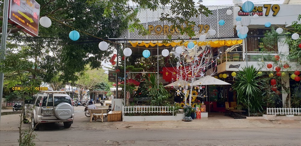 Quán cafe Porsche 79 đã xây dựng nhiều hạng mục công trình trái phép trên đất công cộng từ lâu, không bị xử lý.