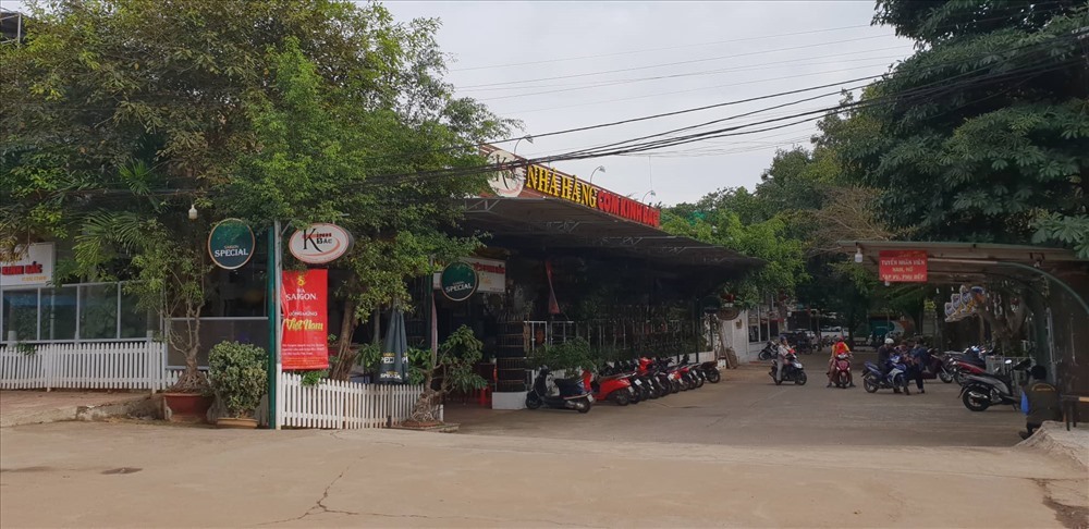Quán cơm niêu Kinh Bắc xây dựng trên đất quy hoạch làm hoa viên công cộng.