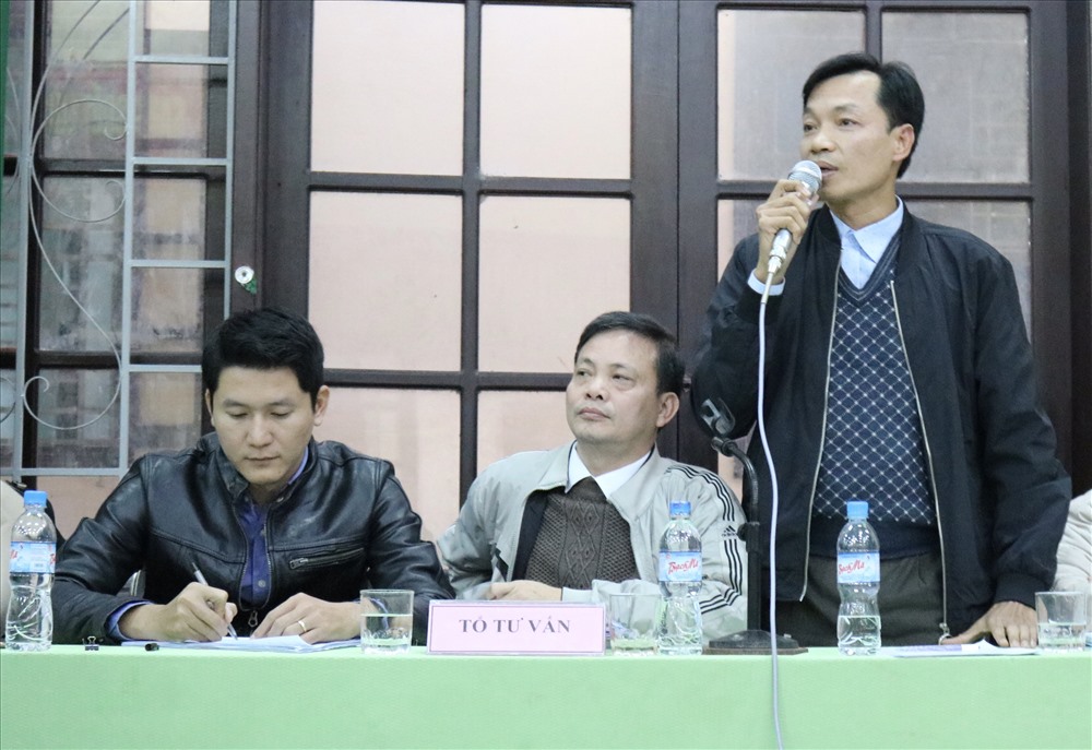 Đại diện tổ tư vấn giải đáp thắc mắc của người lao động. Ảnh: PĐ.