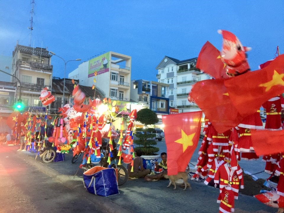 Nhiều điểm bán cờ và áo đỏ sao vàng để cổ động viên chọn lựa