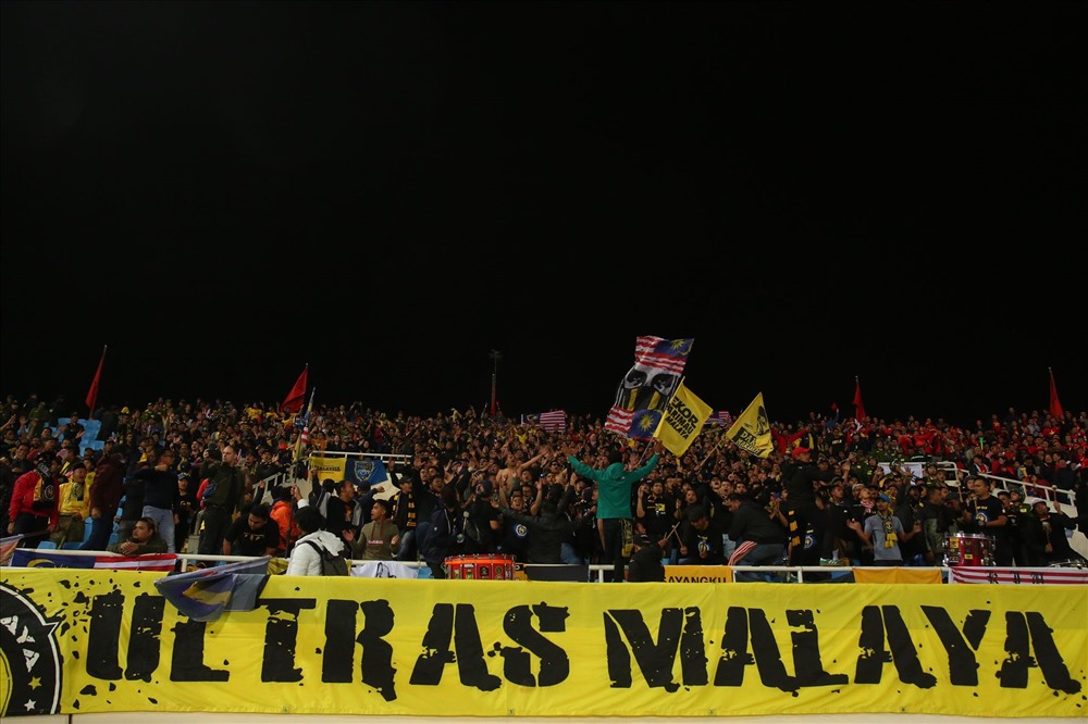 CĐV Malaysia trên khán đài SVĐ Mỹ Đình. Ảnh: Sơn Tùng.