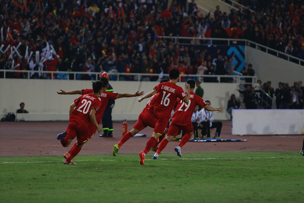 Bàn thắng duy nhất của Anh Đức giúp thầy trò Park Hang-seo thắng Malaysia 1-0 ở chung kết lượt về. Một lần nữa, chiếc cúp vàng danh giá được giơ cao tại sân vận động Mỹ Đình sau 10 năm chờ đơi. Ảnh: Đăng Huỳnh.