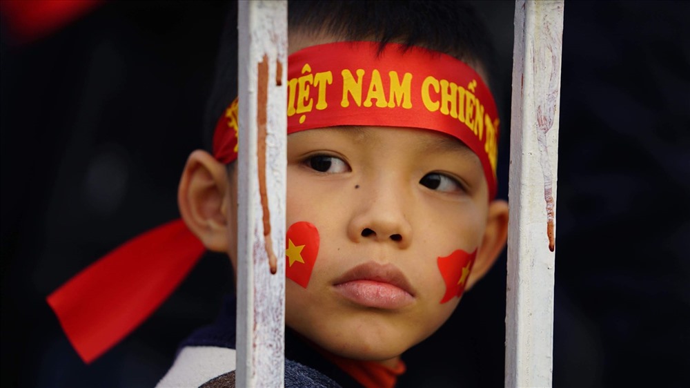 Nhiều “fan” nhí cũng được bố mẹ cho đi cùng để cổ vũ đội tuyển.