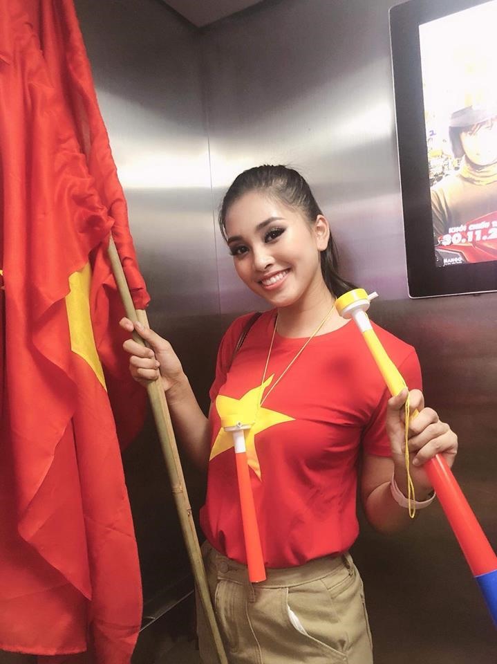 Hoa hậu Tiểu Vy nhanh chóng xuống đường đi “bão“.