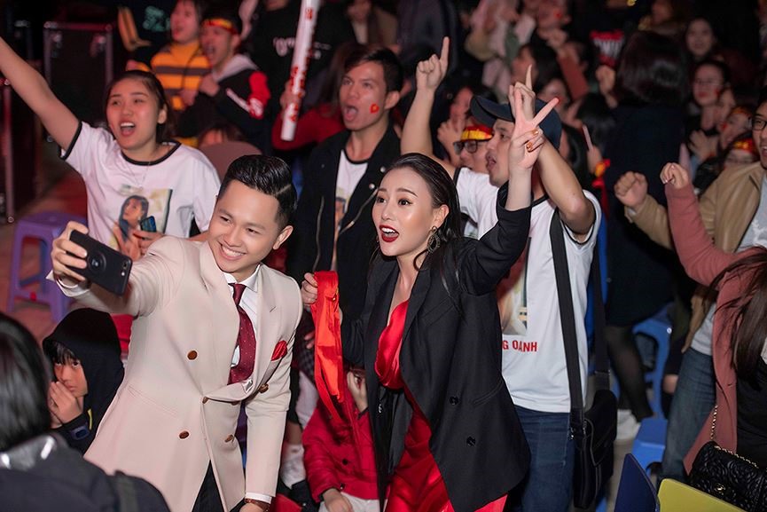 “Quỳnh búp bê” cùng 1000 sinh viên hò reo khi Việt Nam vô địch AFF Cup 2018.