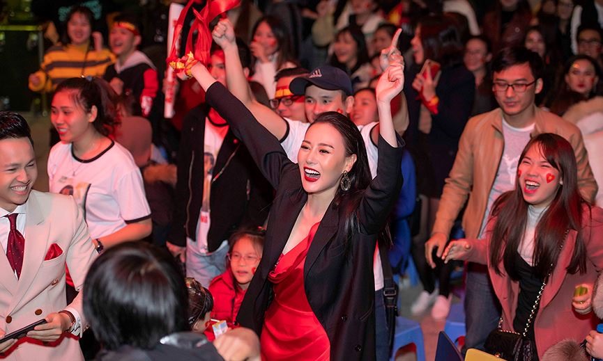 “Quỳnh búp bê” cùng 1000 sinh viên hò reo khi Việt Nam vô địch AFF Cup 2018.