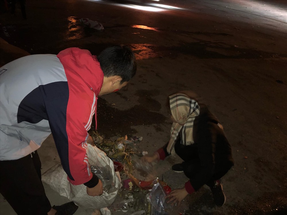 Qua trao đổi, được biết những người cùng nhặt rác này không quen nhau. Lúc đầu do một vài người thấy quá nhiều rác nên thu dọn. Sau đó các cổ động viên khác nhìn thấy và làm cùng.