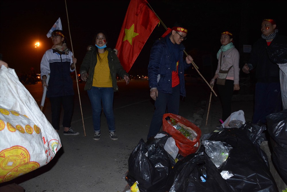 Qua trao đổi, được biết những người cùng nhặt rác này không quen nhau. Lúc đầu do một vài người thấy quá nhiều rác nên thu dọn. Sau đó các cổ động viên khác nhìn thấy và làm cùng.
