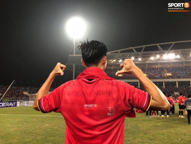Văn Hậu cũng mang theo dòng tên Xuân Mạnh nhận cúp vinh quang. Ảnh: sport5.vn