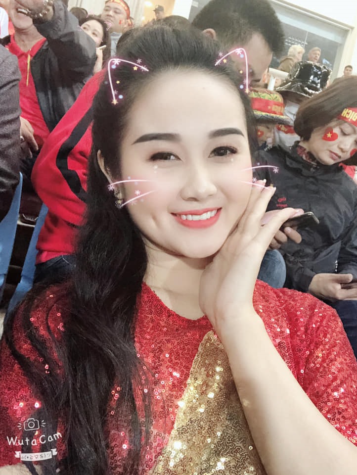 Trước đó, Ngọc Quyên cũng đã đăng tải hình ảnh tới khán đài để cổ vũ từ rất sớm.