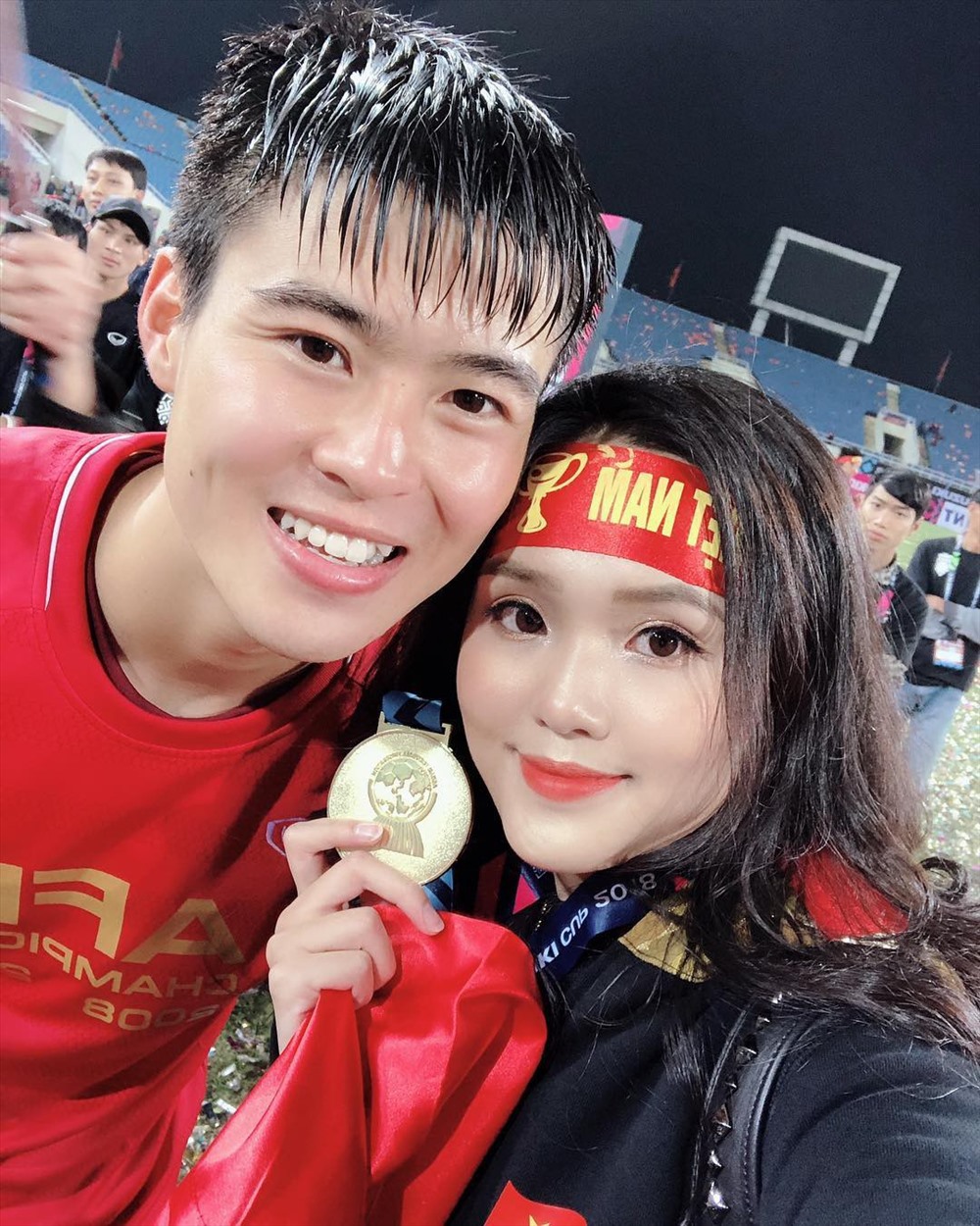 Quỳnh Anh chụp ảnh cùng bạn trai Duy Mạnh sau trận đấu.