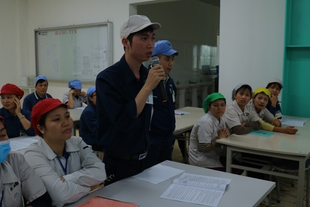CNLĐ của Cty TNHH Midori Apparel Việt Nam nêu câu hỏi với TGĐ Cty. Ảnh: LĐLĐ tỉnh Vĩnh Phúc