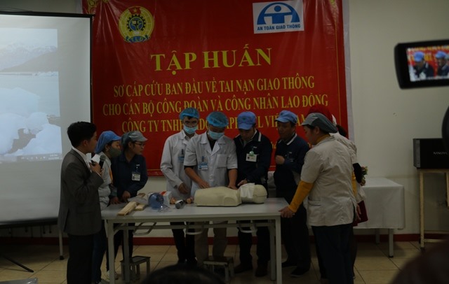 Bác sĩ Cao Minh Cường và các điều dưỡng viên (Bệnh viện Đa khoa tỉnh Vĩnh Phúc) tuyên truyền, hướng dẫn kỹ thuật sơ cấp cứu cho CNLĐ Cty TNHH Midori Apparel Việt Nam. Ảnh: LĐLĐ tỉnh Vĩnh Phúc