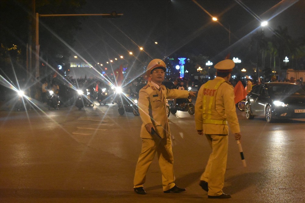 CSGT thức xuyên đêm, căng mình chống “bão”