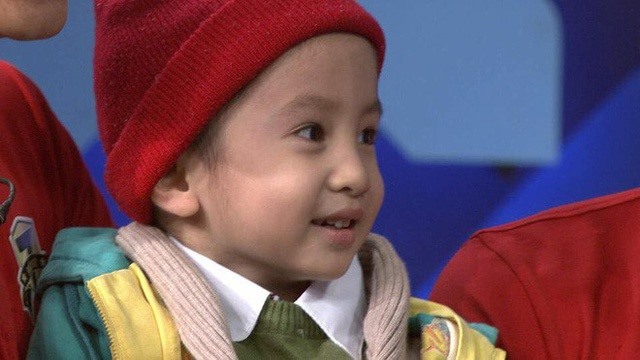 Nụ cười hạnh phúc cùng đôi mắt rạng ngời niềm tin, sự hi vọng của bé Tom khi được gặp các thần tượng sân cỏ.