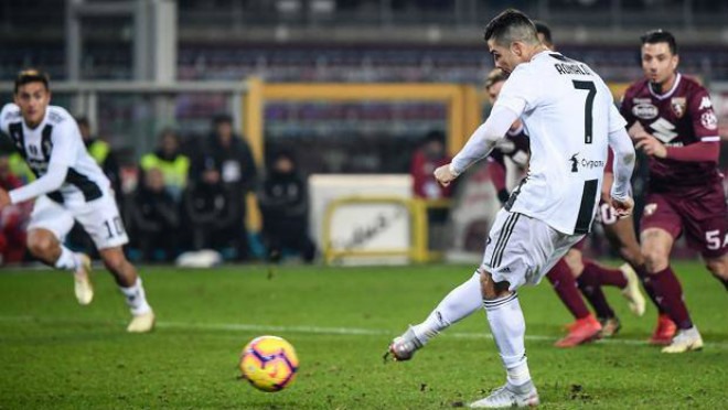 Ronaldo ghi bàn trên chấm phạt đền giúp Juventus giành 3 điểm.