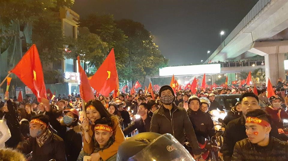 Sau trận đấu, nhiều tuyến đường ở Hà Nội đã tắc nghẽn. Ảnh chụp ở đường Nguyễn Trãi tối 15.12. Ảnh Trần Vương.