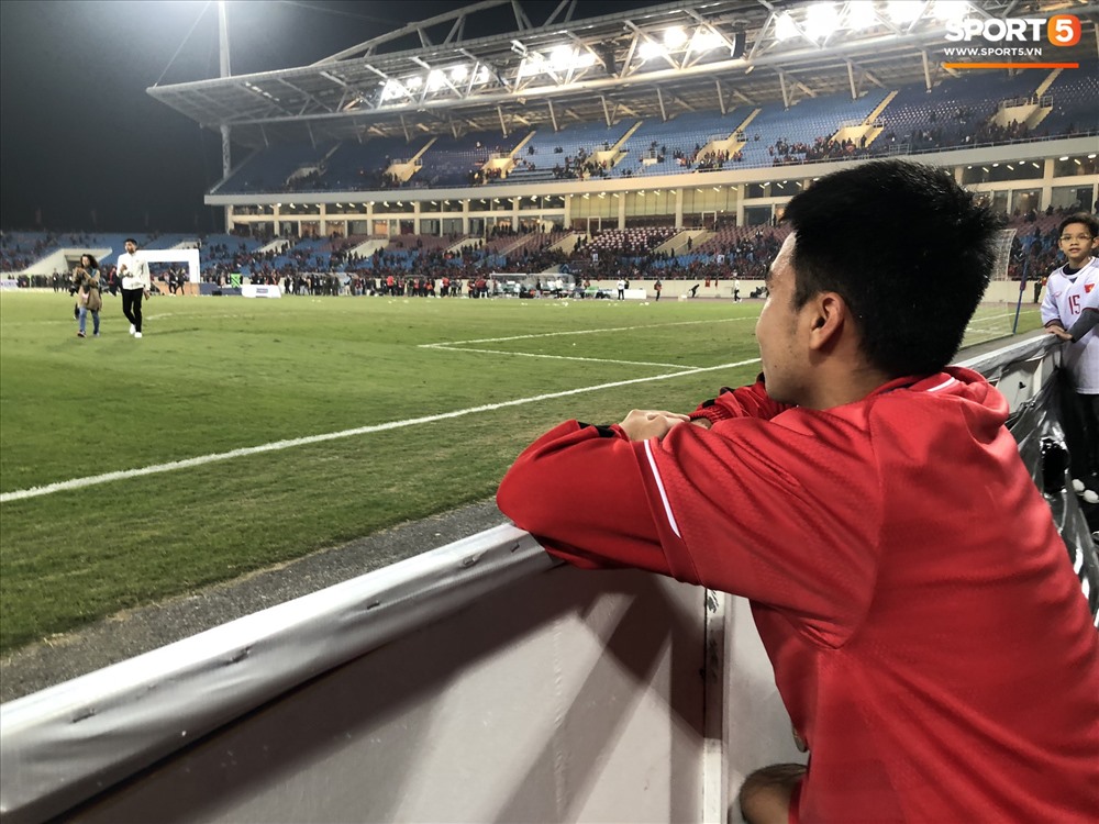 Đức Huy trầm tư trở về nơi mà 10 năm trước anh từng ngồi nhặt bóng ở AFF Cup 2018.