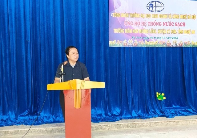 Thầy Nguyễn Hữu Chiến, Chủ tịch CĐ Trường Đại học kinh doanh và công nghệ Hà Nội phát biểu chia sẻ khó khăn với cô trò Trường Mầm non Mường Lống. Ảnh: CĐ Giáo dục Nghệ An