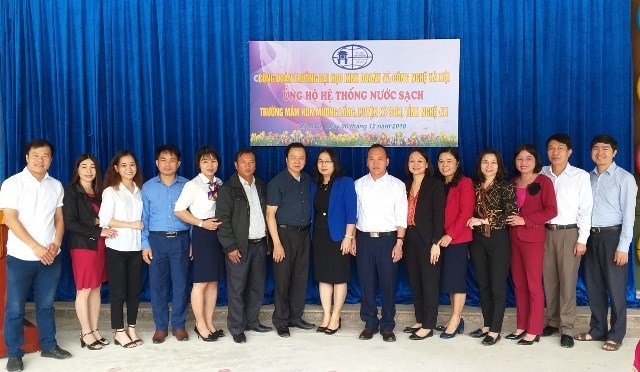 Các đại biểu đến từ Trường ĐH Kinh doanh và công nghệ Hà Nội, ngành Giáo dục tỉnh Nghệ An, chính quyền xã Mường Lống và Trường Mầm non Mường Lống chụp ảnh lưu niệm. Ảnh: CĐ Giáo dục Nghệ An