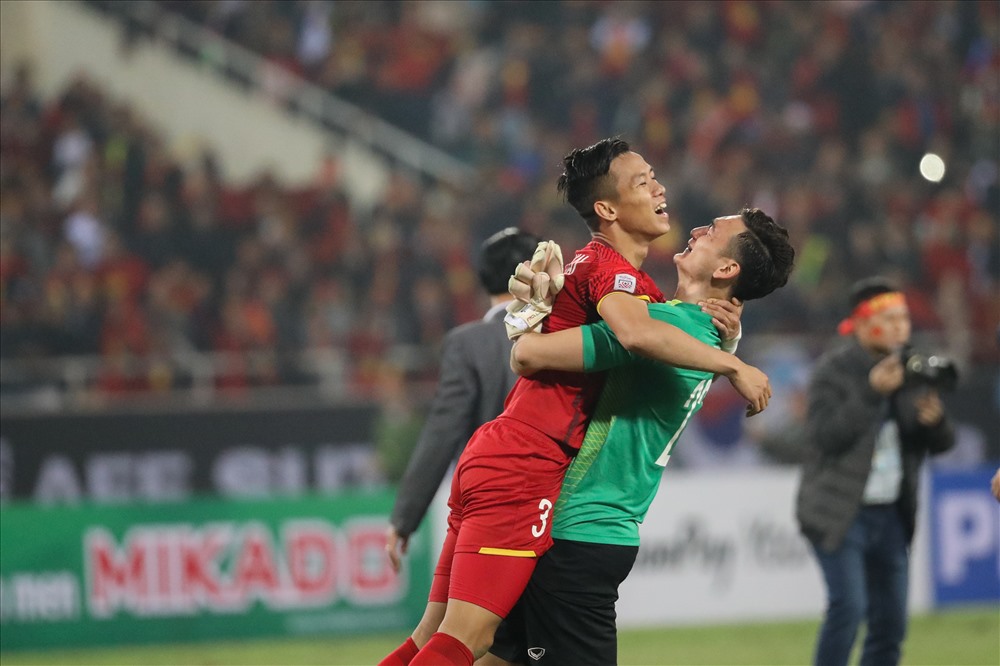 Lâm đã bật khóc ở Mỹ Đình, bên những người đồng đội. Những giọt nước mắt hạnh phúc, giọt nước mắt cho hành trình nỗ lực của chàng tuyển thủ trẻ. Ảnh: Sơn Tùng.