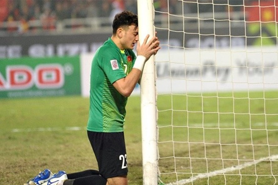 “Hết giờ”, “Việt Nam vô địch rồi!”. Cảm xúc vỡ òa của hàng triệu khán giả trên cả nước bị dồn nén đã bùng nổ. Văn Lâm ăn mừng theo cách của riêng anh, anh đã bật khóc, ôm hôn cột gôn và làm dấu cảm ơn Chúa, quỳ xuống cầu nguyện.