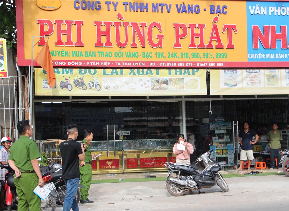 Tiệm vàng xảy ra vụ cướp giật tài sản.