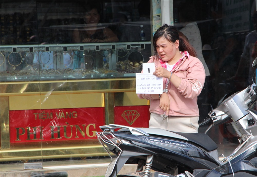 Người phụ nữ đi xe máy một mình đến cướp giật vàng.