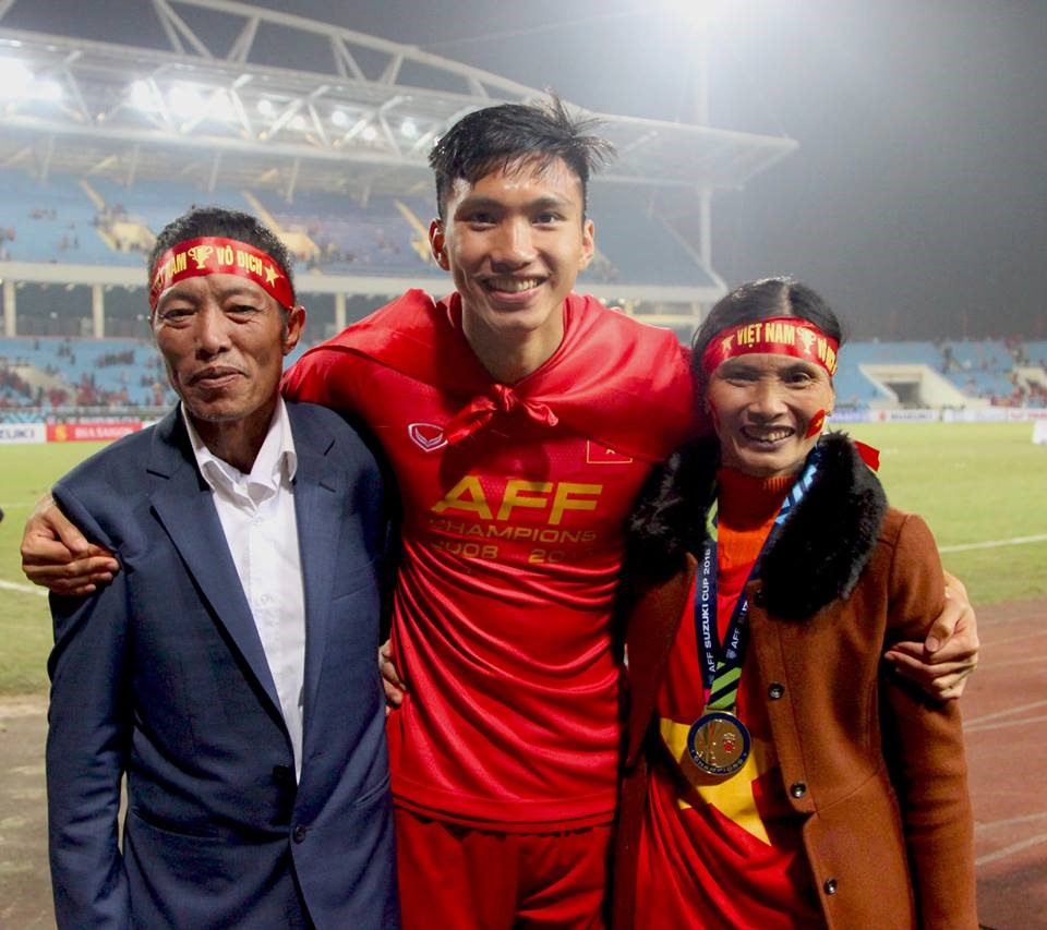 Văn Hậu rạng rỡ bên hai đấng sinh thành giờ phút vinh quang.