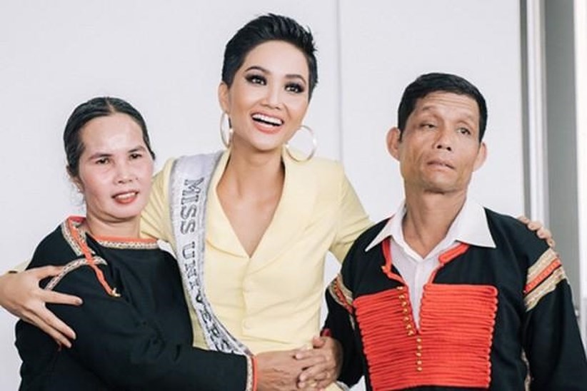 H'Hen Niê luôn hạnh phúc vì có cha mẹ ở bên.
