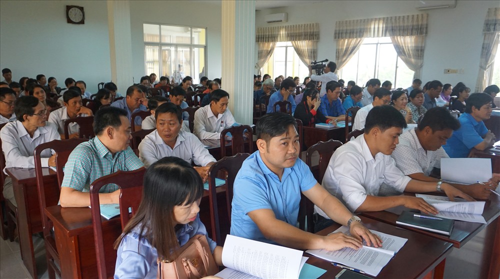 Các đại biểu học tập nghiêm túc (ảnh Nhật Hồ)