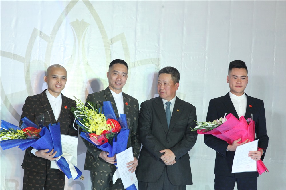 Ô Hồ Anh Tuấn - Ô Mạc Quốc Anh -Ô Đỗ Trịnh Hoài Nam - Ô Trần Văn Hạ - Ông Âu Duy Tuấn và các thành viên trong ban chấp hành CLB Áo Dài Việt Nam.