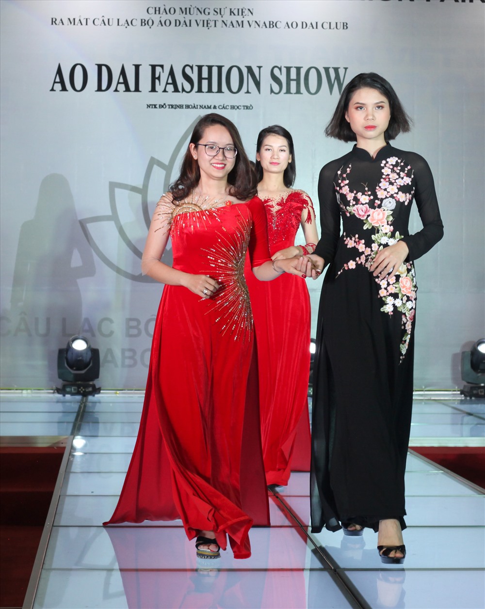 NTK Yến Nguyễn với những thiết kế chất liệu lụa mềm mại kết hợp cùng kỹ thuật thêu đính truyền thống.