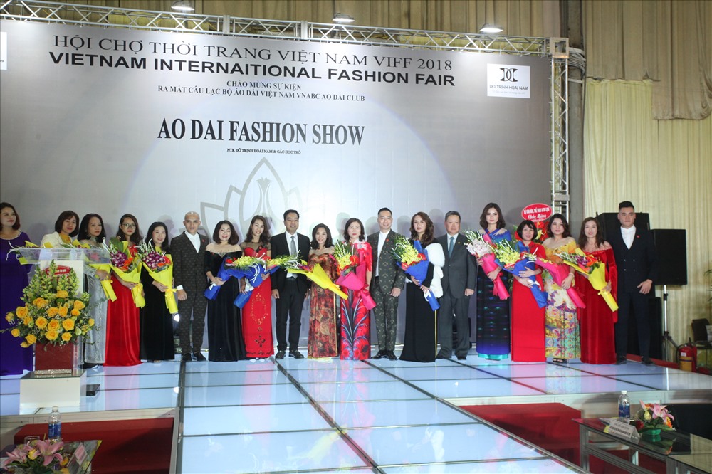 Ô Hồ Anh Tuấn - Ô Mạc Quốc Anh -Ô Đỗ Trịnh Hoài Nam - Ô Trần Văn Hạ - Ông Âu Duy Tuấn và các thành viên trong ban chấp hành CLB Áo Dài Việt Nam.