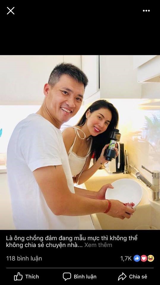 Hình ảnh Công Vinh rửa bát giúp vợ. Ảnh: FBNV