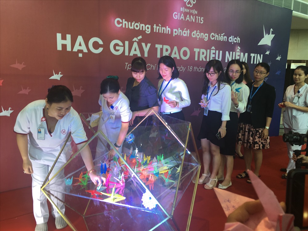 Mỗi con hạc giấy được đổi bằng 30.000 đồng để làm quỹ hỗ trợ mổ tim miễn phí cho trẻ em bị bệnh tim bẩm sinh. Ảnh: C.H