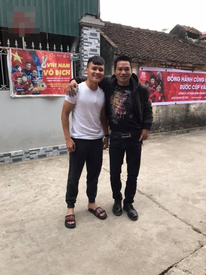 Quang Hải áo thun, dép lê giản dị chụp ảnh cùng người thân.