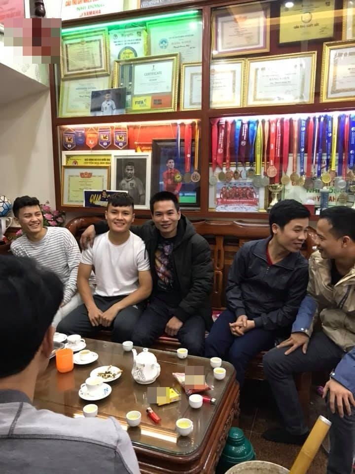 Người thân và Quang Hải.