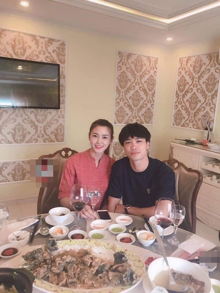 Công Phượng hẹn hò với một “cô gái lạ”.