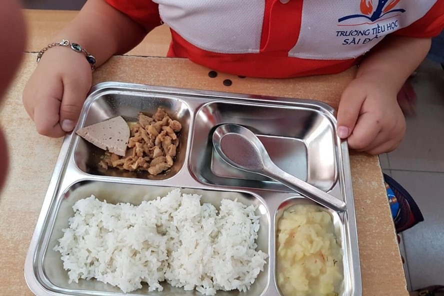 Bữa ăn học sinh bán trú. Ảnh: Phụ huynh cung cấp.