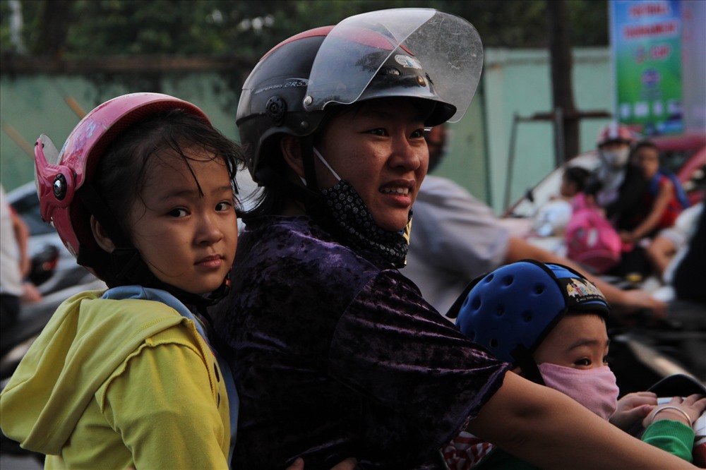 Người dân Bình Dương tỏ ra thích thú khi thấy Anh Đức.