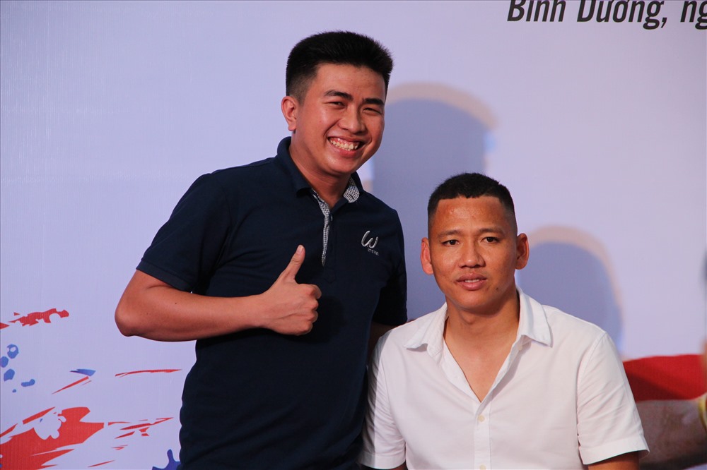 Các bạn trẻ chụp hình lưu niệm với lão tướng Anh Đức.