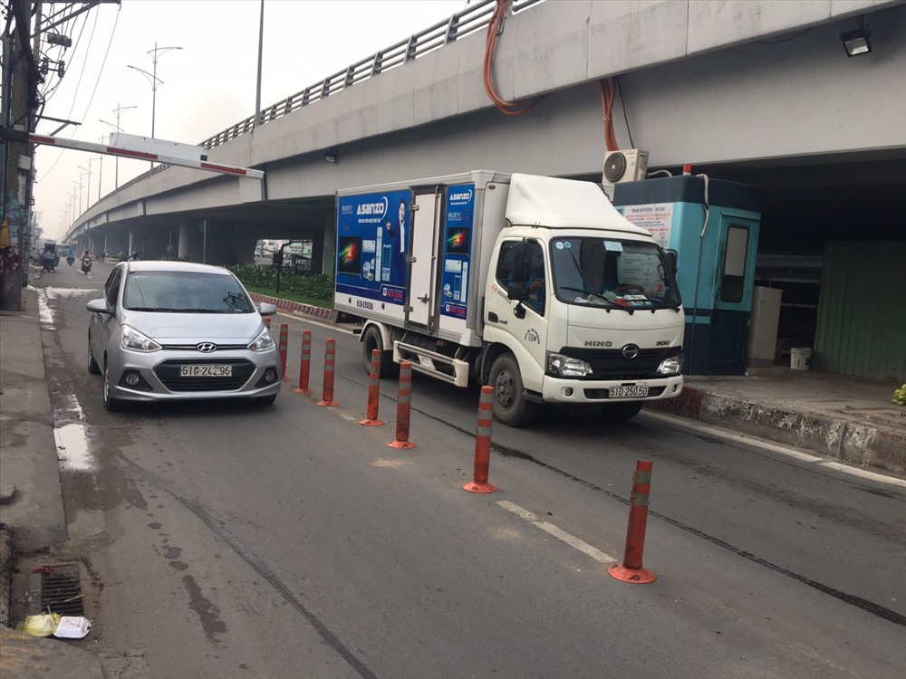 Tại các hạng mục cầu vượt có trạm thu phí mini, nhưng nhiều tài xế cho rằng việc thu phí là bất hợp lý và không chấp hành.