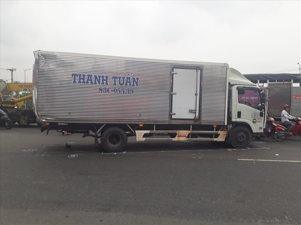 Xe tải nằm trên đường bị hư hỏng nặng. Ảnh: P.V
