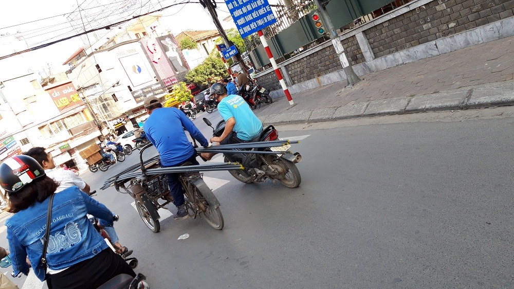 Xe xích lô chở sắt xây dựng sắc nhọn, ung dung di chuyển trên tuyến đường Tô Hiệu gây nguy hiểm cho người đi đường.