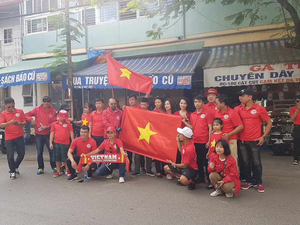 Một số cổ động viên trong đoàn tranh thủ chụp ảnh kỷ niệm trước khi đoàn xuất phát.