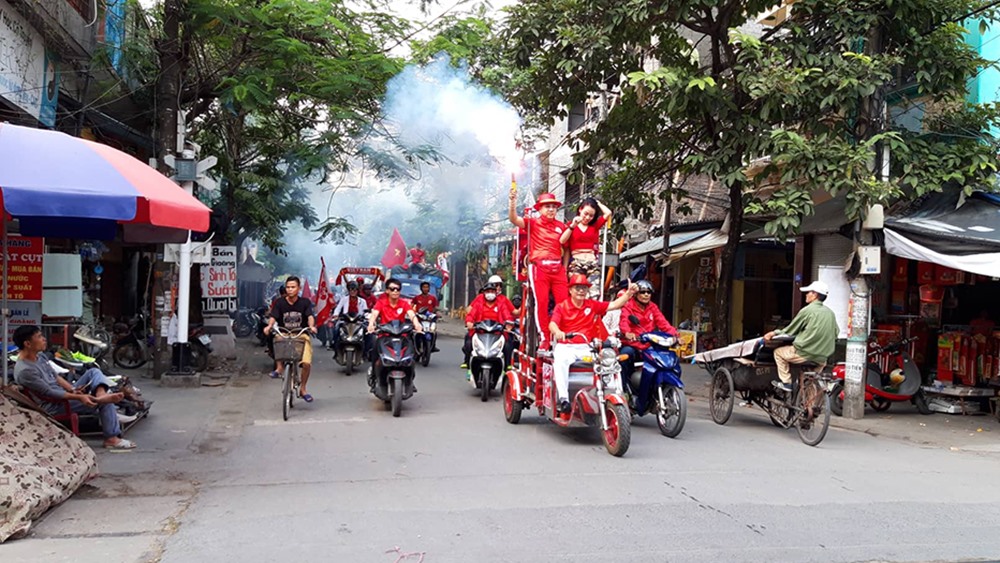 Pháo sáng được các cổ động viên đốt trên đường đi.
